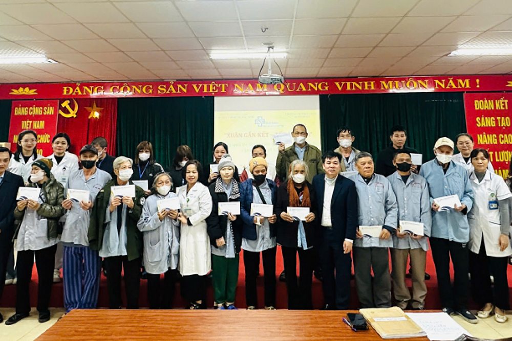 ICOSchool trao 63 suất quà cho người bệnh có hoàn cảnh đặc biệt khó khăn tại Bệnh viện Ung bướu Bắc Ninh